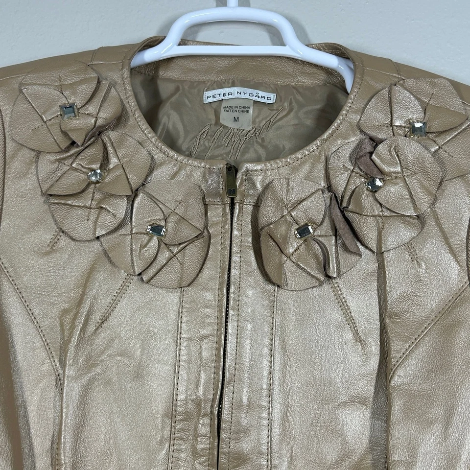 Chaqueta de Cuero Peter Nygard Mujer M Taupe Floral Roseta Cremallera Frontal Tejida Tachonada Foto 4 de 4