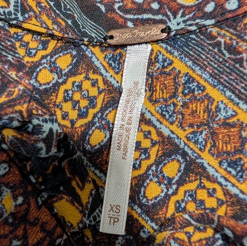 Free People top donna taglia XS Little Runaway marrone medaglione geometrico con volant - Foto 8 di 10