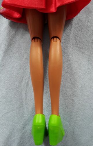 1x Disney Descendants Puppe Freddie Doll Neon Lights Ball Isle of the Lost - Bild 15 von 16