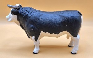 Figura De Toro De Lidia Realista | Juguete De Plástico De 15 Cm | Blanco Y Negro | Coleccionable Y Educativo Para Niños +3 Años | Tauromaquia Y Fauna Ibérica