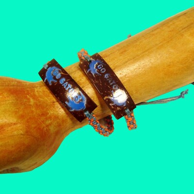 Lot of 25 ''GO GATORS'' Tye String Bracelets Coconut Shell Unisex Adjustable