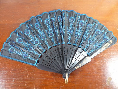 Chinesischer Handfächer blau mit Pailletten 16" geöffnet - Bild 5 von 6