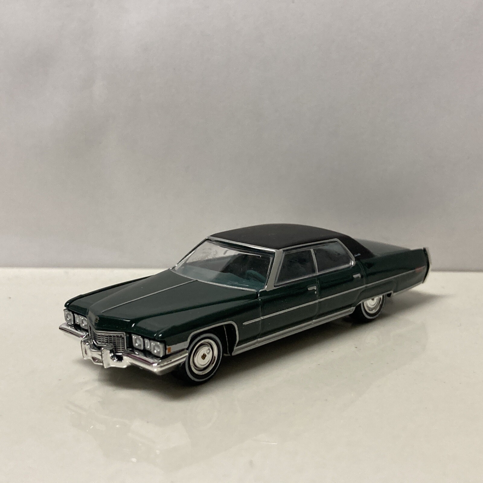 1972 72 Cadillac Sedan Deville Collectible 1/64 Scale Diecast Diorama Model