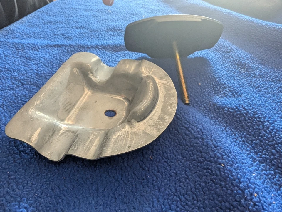 95-01 Geo Metro, Chevy Metro, Suzuki Swift neumático de repuesto tornillo retenedor OEM Foto 3 de 4