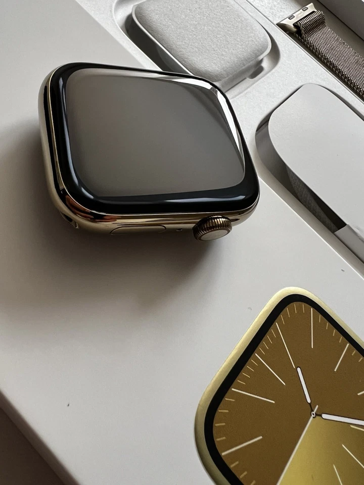 Apple Watch Series 9 45mm Stainless Steel with Milanese Loop GPS Cellular - Gold - Image 2 of 4