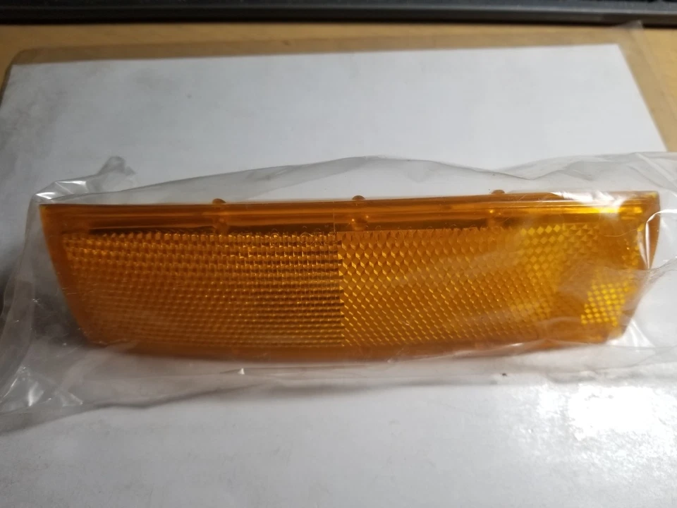 Vintage TYC 18123401 For GM 929918 Side Marker Light R/ F 1982-94 - Image 3 of 4