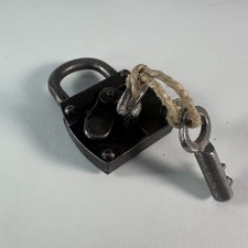 Antikes Burg Vorhängeschloss mit 2 schlüsseln – gestempelt – ca. 1910–30