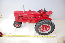 Scale models McCormick Farmall super M 1/8 scale Tractor w/fenders