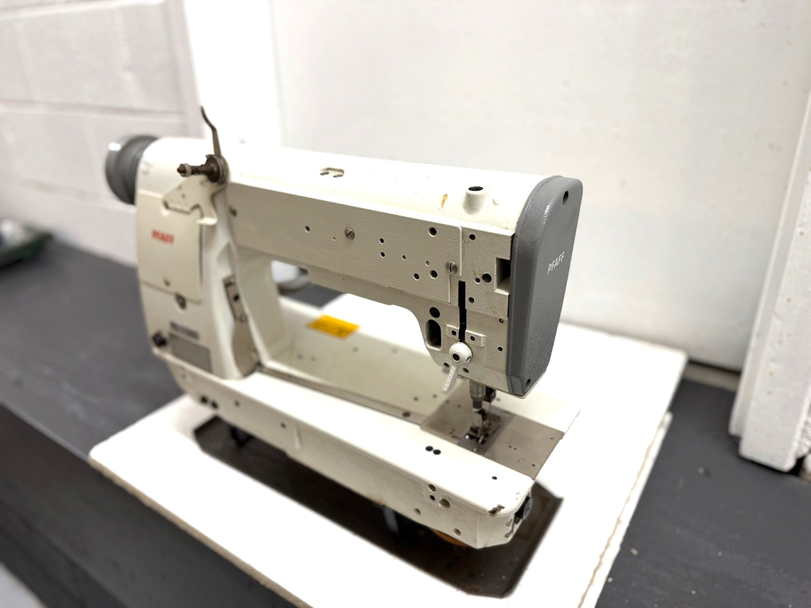 PFAFF 5483  2 NEEDLE  1/4" CHAINSTITCH W/ REVERSE INDUSTRIAL SEWING MACHINE