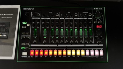 Roland TR-8 Sampler & Sequencer Drum Machine 16 Pads USB MIDI Built-in Effects