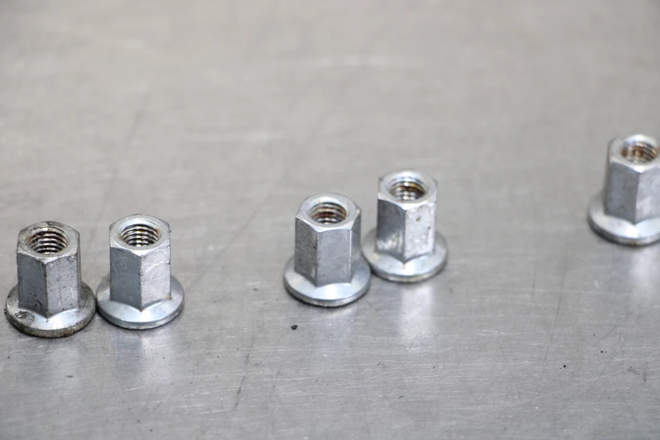 02-05 HONDA CB900F CB900 Pernos de escape Tuercas Foto 4 de 4