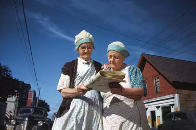 Zwei Frauen Konservenfabrikarbeiter lesen die Lokalzeitung in Lubec Maine 4 x 6 Foto 