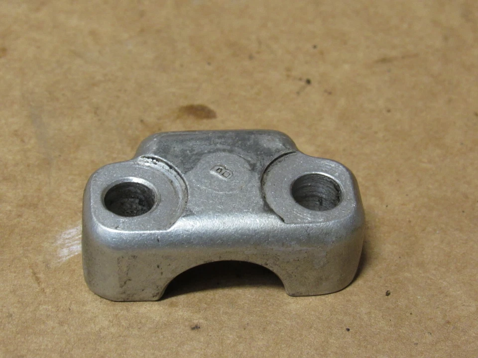 Soporte de eje de rueda delantera Suzuki GS450L 1982 51132-31030 Foto 4 de 4