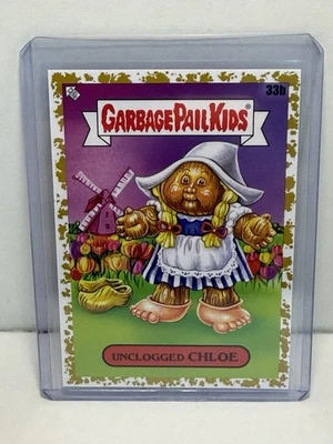 2023 Garbage Pail Kids Go on Vacation #33b UNCLOGGED CHLOE GOLD /50 - Bild 1 von 2