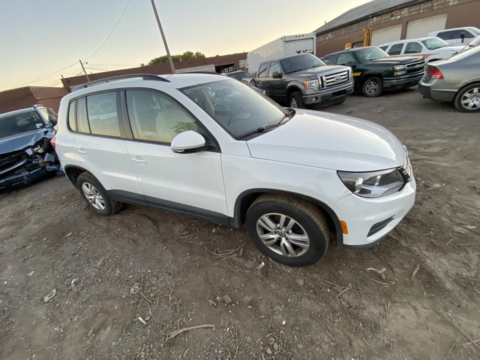 Used Air Cleaner Assembly fits: 2017 Volkswagen Tiguan 2.0L gasoline engine ID C Foto 4 de 4