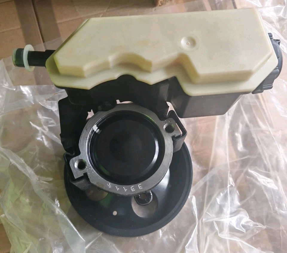 GENUINE VAUXHALL VECTRA MK1 1.6 1.8 POWER STEERING PUMP WITH PULLEY , RESERVOIR - Image 2 of 4