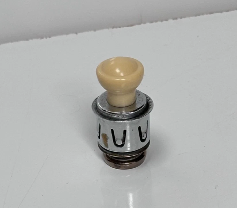 Lincoln Capri 1954-1955 nuevo encendedor de cigarrillos original FoMoCo ¡Envío rápido! Foto 2 de 4