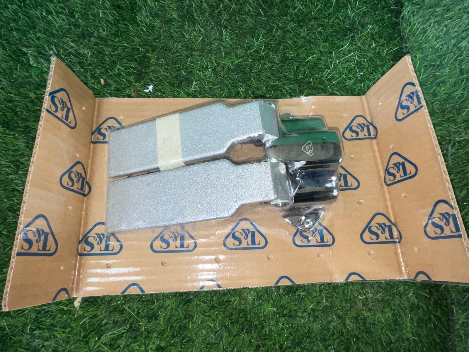 T&S Brass B-0509 Double Knee Action Valve w/ 2-1/2" Centers 1276 3D