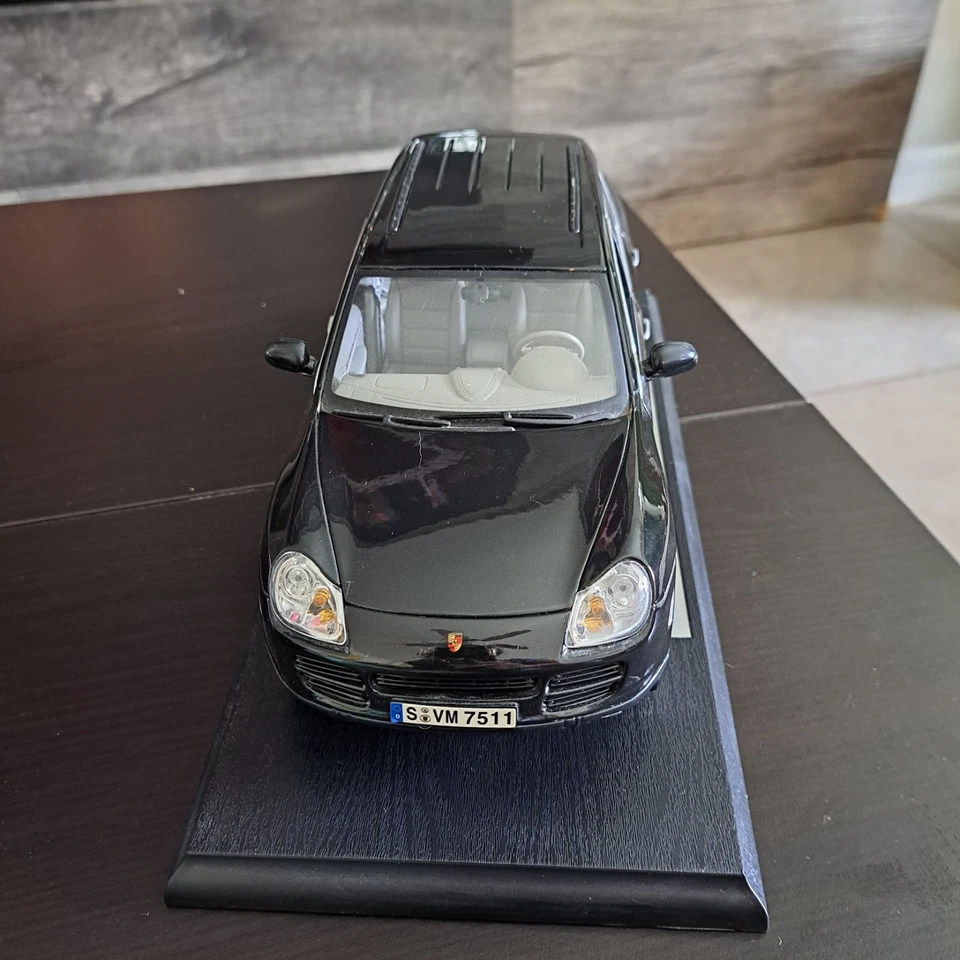 Camión negro coleccionable Porsche Maisto Cayenne Turbo en su caja original Foto 2 de 4