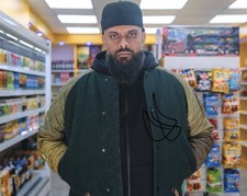GUZ KHAN SIGNED PHOTO (1) MAN LIKE MOBEEN