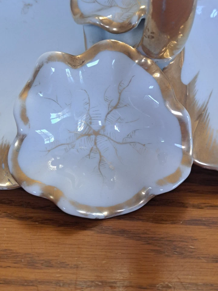 Cuenco antiguo dividido con mango central dorado sobre borde festoneado de porcelana blanca Foto 2 de 4