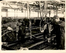 GA273 Approx 1930s Orig Underwood Photo GENERAL MOTORS TRUCK FRAME BUILDING DEPT