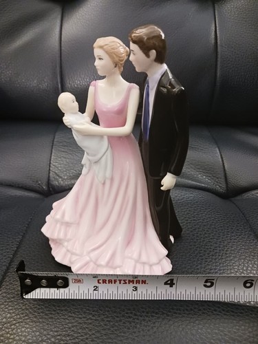 Beautiful Royal Doulton Pretty Ladies Figurine Christening Time HN 5162 - Picture 4 of 20