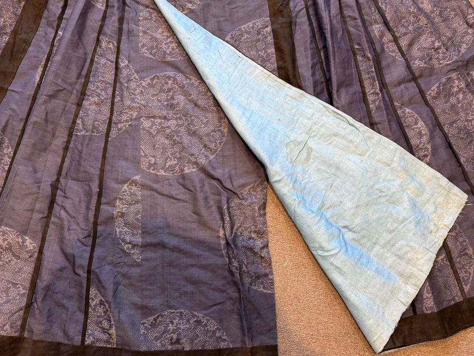 Falda China Siglo XIX Bordada Seda Dos Dragones Persiguiendo Perla Llameante Foto 3 de 4