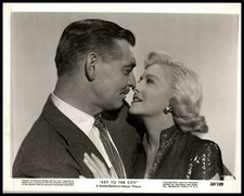 Clark Gable + Marilyn Maxwell in Key to the City 1950 LOVE KISS ORIG PHOTO 414