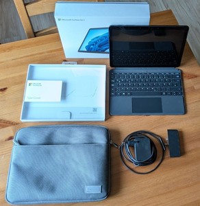 Microsoft Surface Go 3 + Tastatur + USB Dockingstation + Tasche