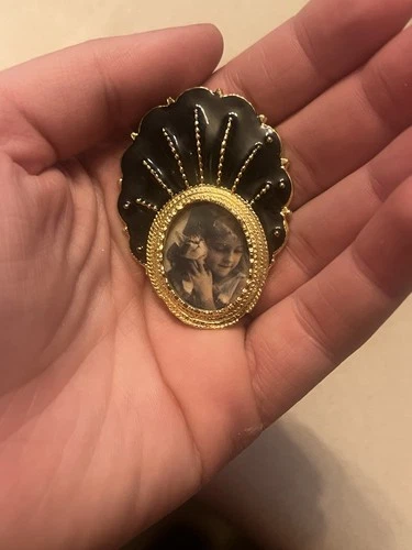 Vintage Liz Claiborne LMC Gold Tone Brooch Pin – Retro Designer Costume Jewelry