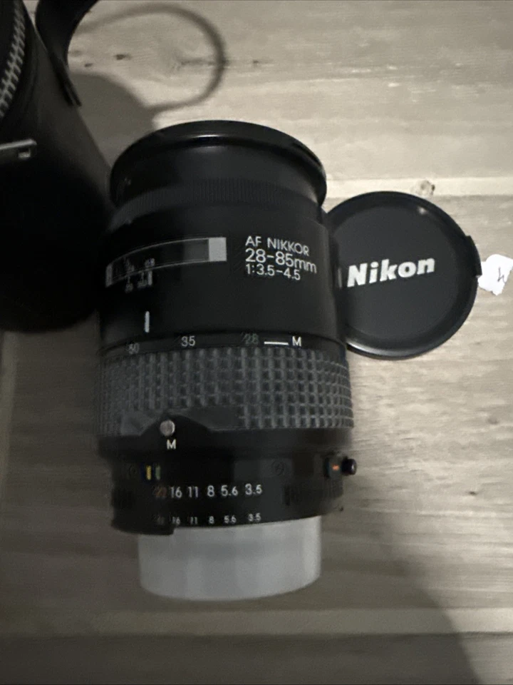 Lente zoom macro Nikon AF NIKKOR 28-85 mm f/3,5-4,5 - con filtro Nikon L1Bc 62 mm Foto 2 de 4