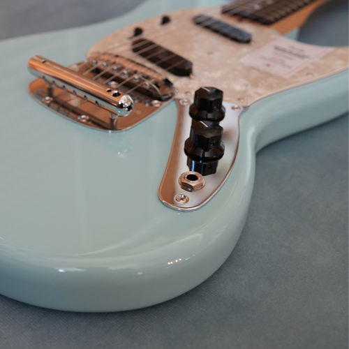 Fender Made in Japan Traditional 60s Mustang Daphne Blue Electric Guitar - Picture 12 of 15