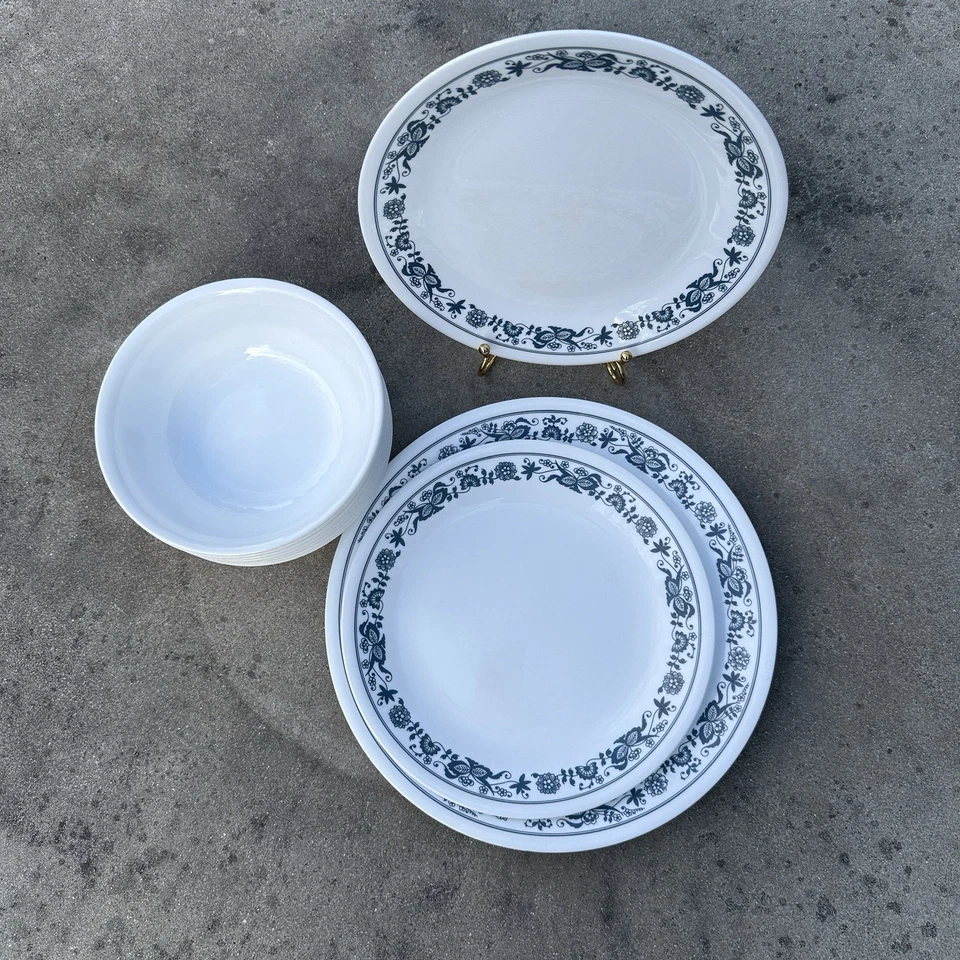 VTG Corelle Old Town Blue Onion Dishes 12 Piece Set Dinner Lunch Plates Bowls - Image 2 of 4