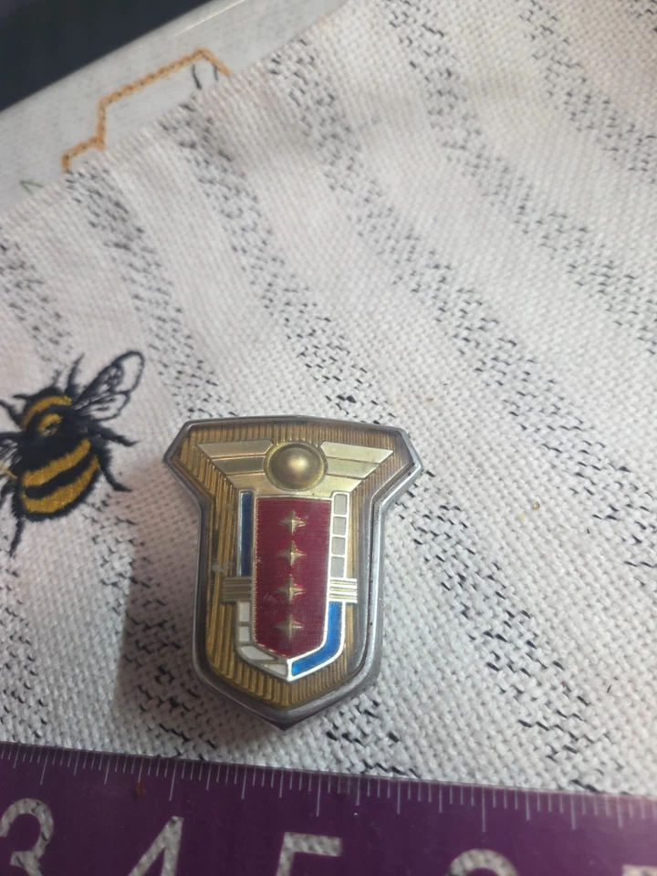 51 1951 Mercury Monterey emblema de plástico con escudo de puerta delantera Foto 2 de 4