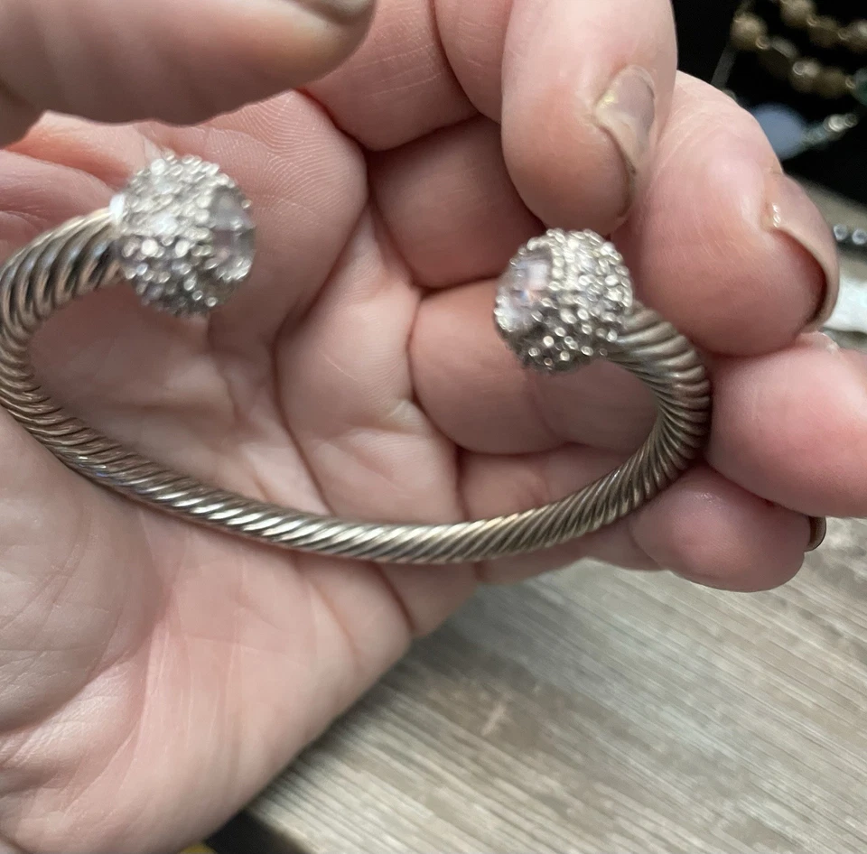 Brazalete de plata con cable trenzado con tapas de cristal  Foto 2 de 4