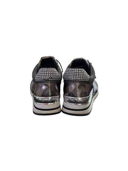 Billie Trainer en acabado plateado y metal gunmetal con cristales 2