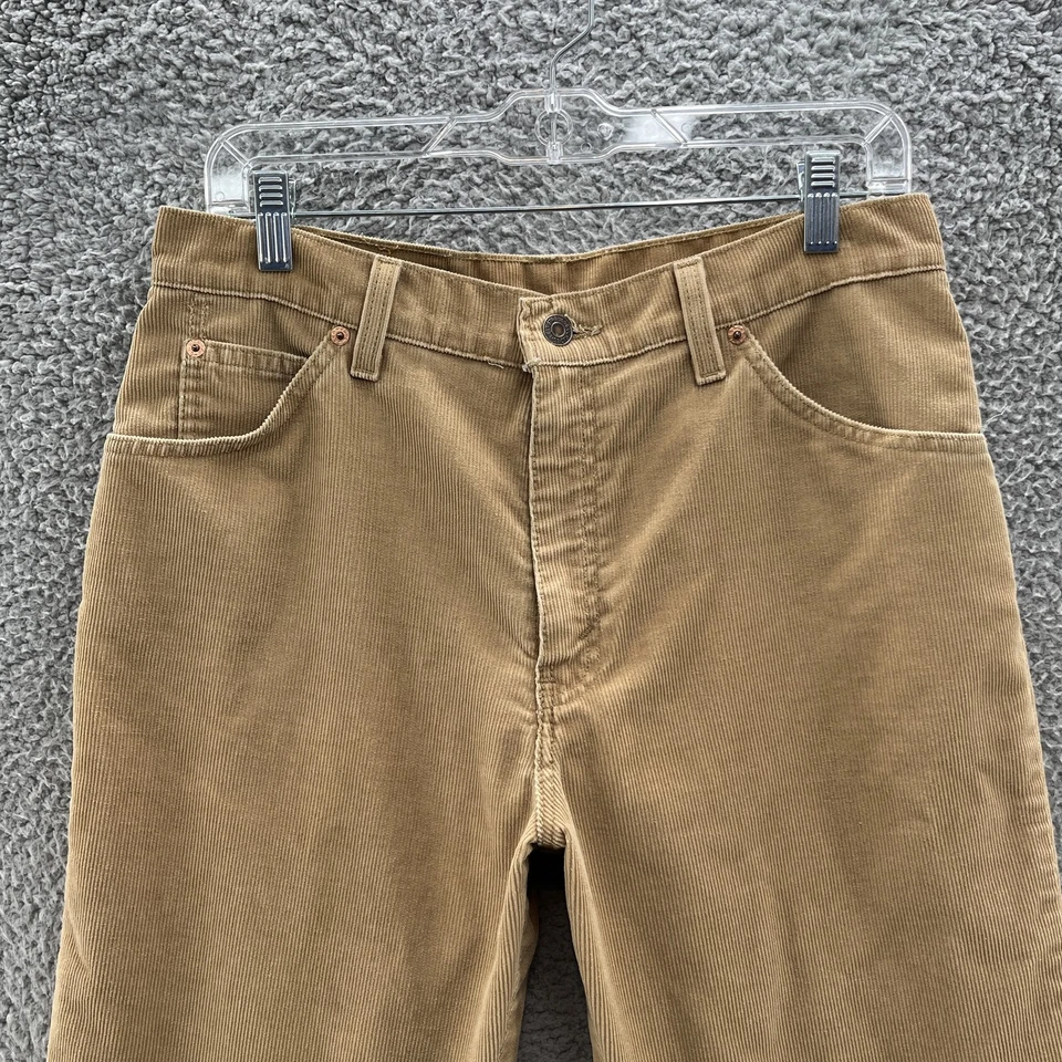 Calça Levis 910 feminina vintage anos 90 13 veludo bronzeado perna reta EUA 90s 32 polegadas costura interna - Imagem 2 de 4