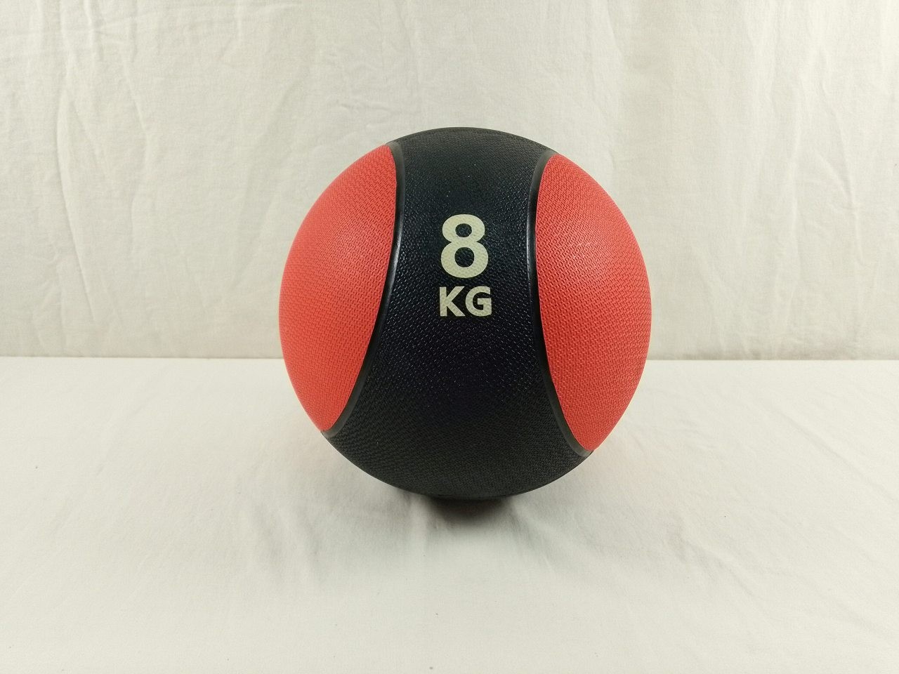 Gorilla Sports Medizinball aus Gummi 8kg Schwarz Rot