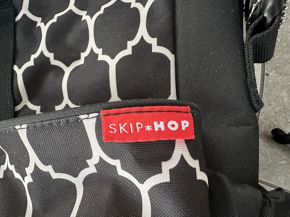Bolso de Viaje Skip Hop Pañales Bebé Blanco y Negro Múltiples Bolsillos Grande Estilo Foto 4 de 4