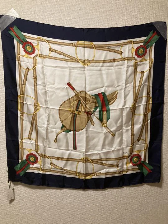 Gucci 100 hotsell silk scarf
