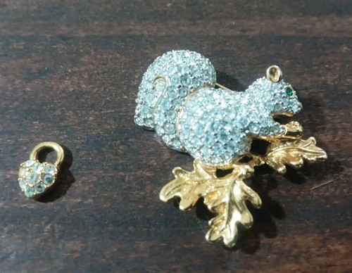 SWAROVSKI KRISTALLE EICHHÖRNCHEN ANSTECKNADEL BROSCHE VERGOLDET NICHT MEHR PRODUZIERT und Herzschloss