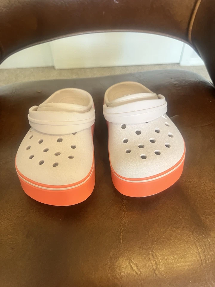 Zapatos zueco con plataforma Crocs para niñas pequeñas talla 12 C rosa y naranja Foto 2 de 4