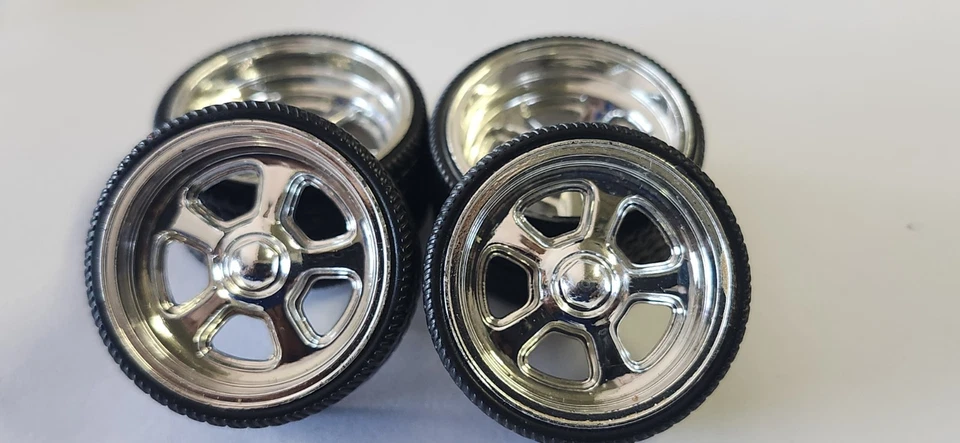 Rodas e pneus cromados em escala 1/24 para atualização Jada 1969 Chevrolet C-10 - Imagem 3 de 4