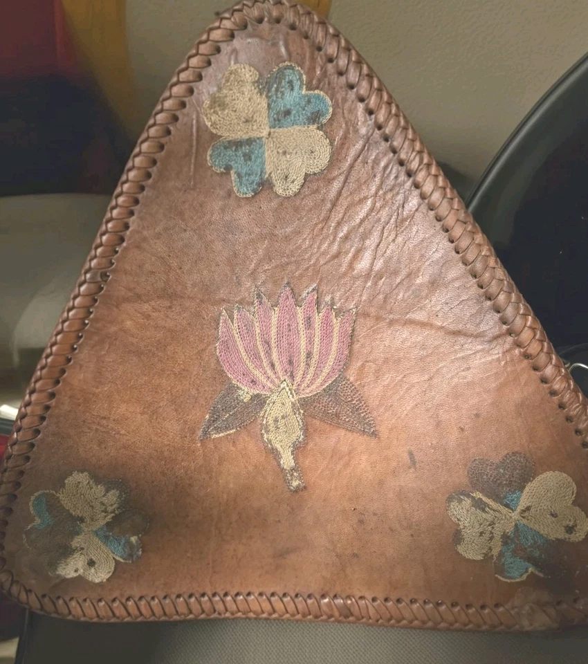 Trípode de cuero hecho a mano mexicano de colección asiento pintado trébol de loto Foto 3 de 4