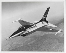 GENERAL DYNAMICS F-16 FIGHTING FALCON ORIGINAL MANUFACTURERS PHOTO 68 USAF