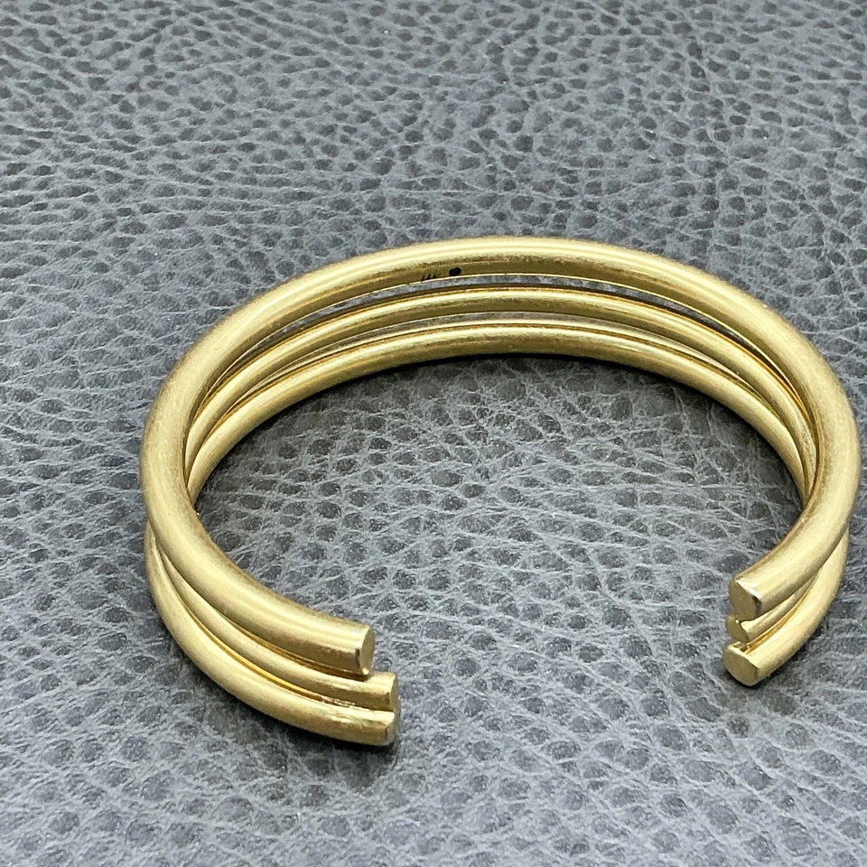 Brazalete Madewell tono dorado triple fila para mujer joyería minimalista moderna Foto 4 de 4