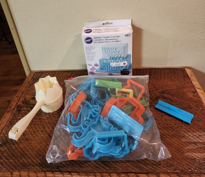 FONDANT COOKIE PASTRY CUTTERS,  MIXED LOT 61 - WILTON, VTG TUPPERWARE PASTRY PAL