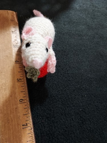 Amigurumi Maus mit Erdbeere "Roger" - Bild 3 von 3