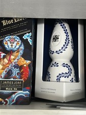 Collection Johnnie Walker  Empty Bottles, Display Boxes & special edition hats